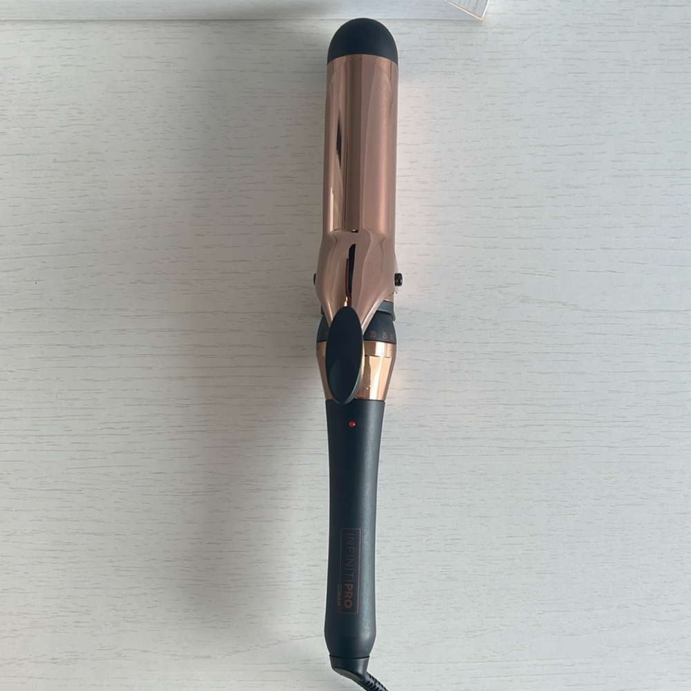 NEARLY NEW Infiniti Pro by Conair 1.5 inch Curling Iron